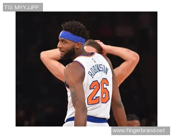 防守大闸!尼克斯官媒晒米切尔-罗宾逊赛后照:本场最佳防守